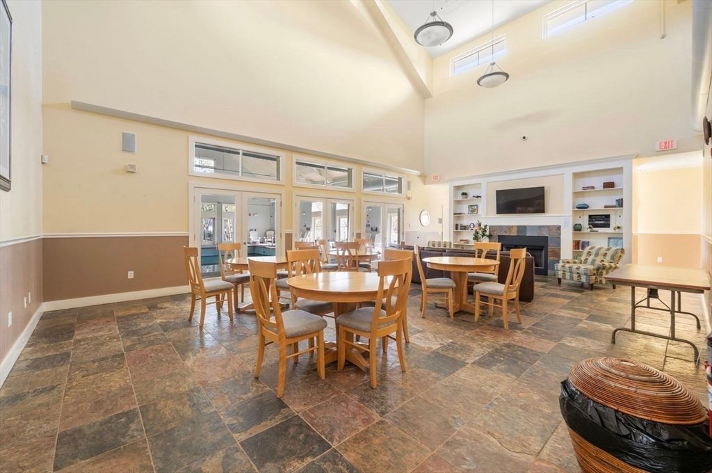 Dining room, Fireplace, Interior