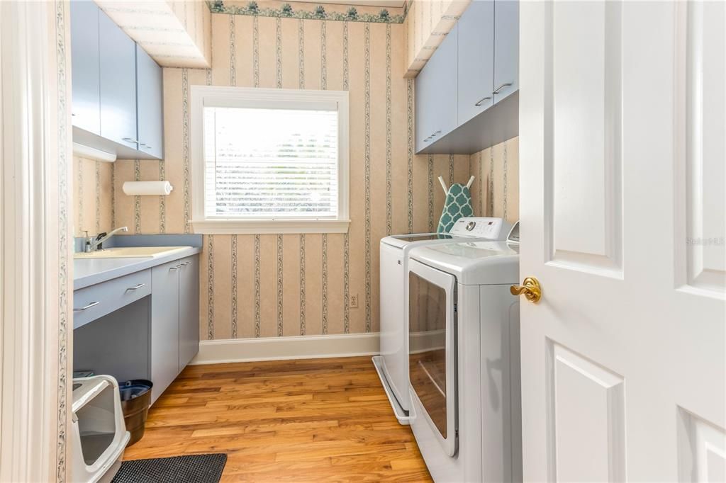 Interior, Washer, Wood Texture Flooring