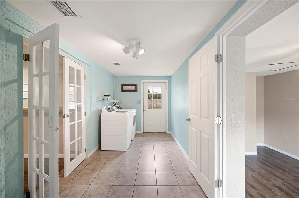 Interior, Washer, Wood Texture Flooring