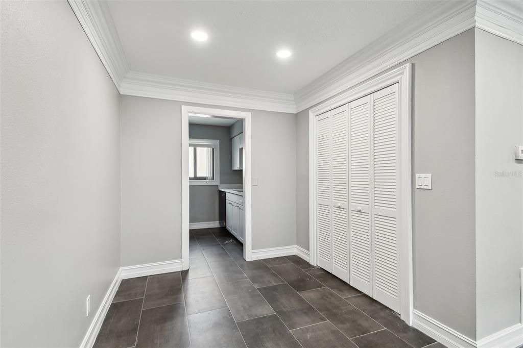 Empty room, Interior, Recessed Lighting