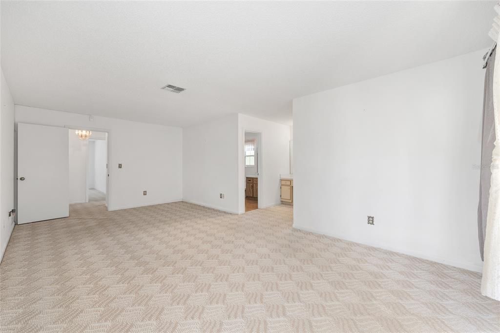 Empty room, Interior