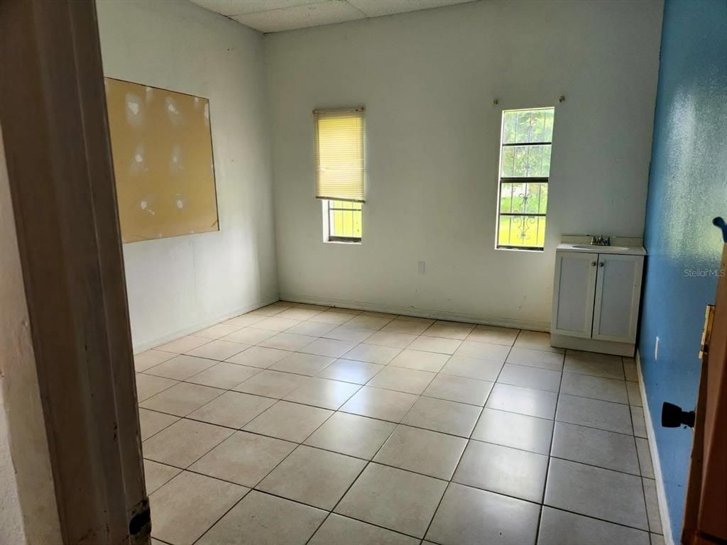 Empty room, Interior