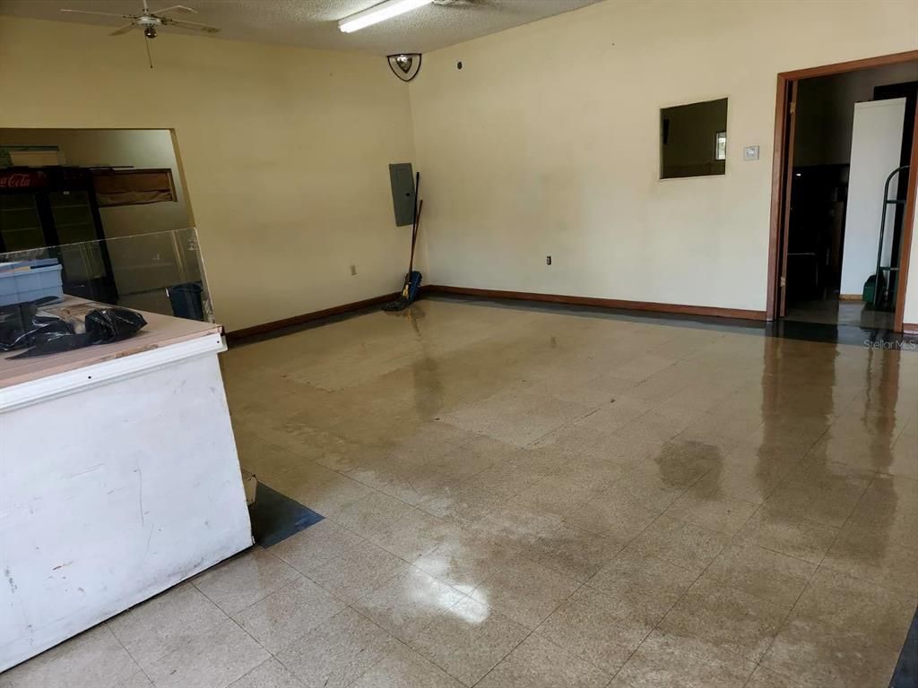 Empty room, Interior