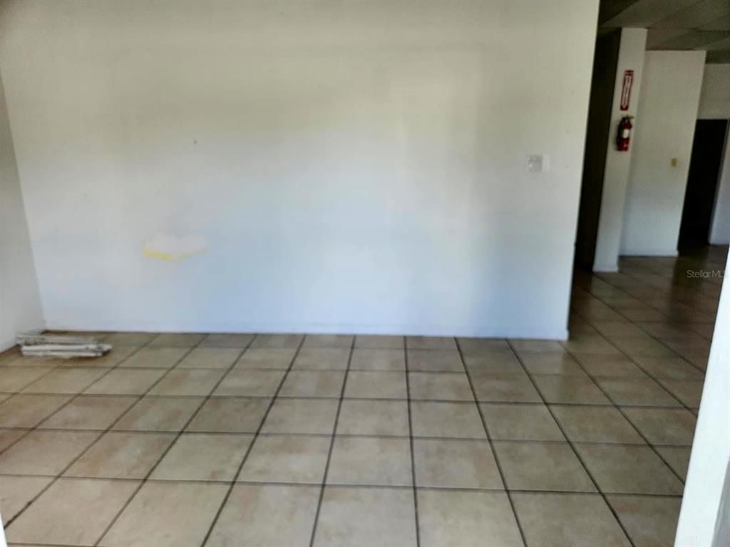 Empty room, Interior