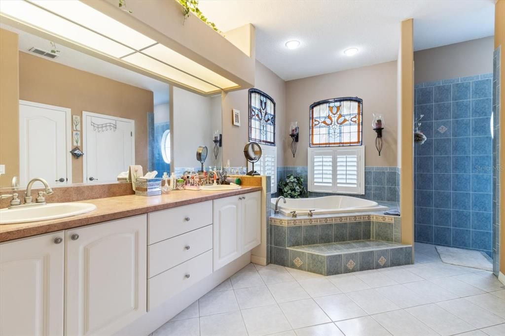 Bathroom, Dual Sink Vanities, Interior, Recessed Lighting
