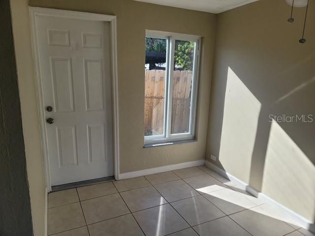 Empty room, Interior