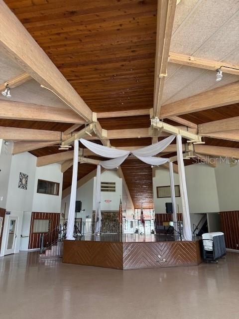 Empty room, Interior, Wooden Beams, Wooden Ceilings