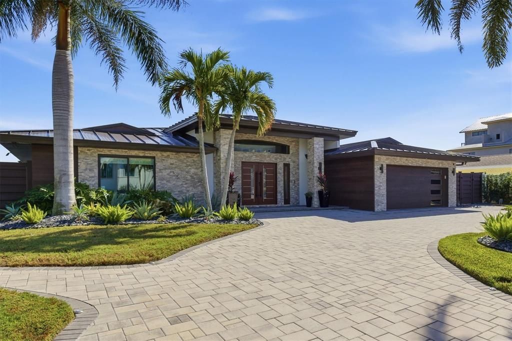 Attached, Exterior, Facade, Ranch