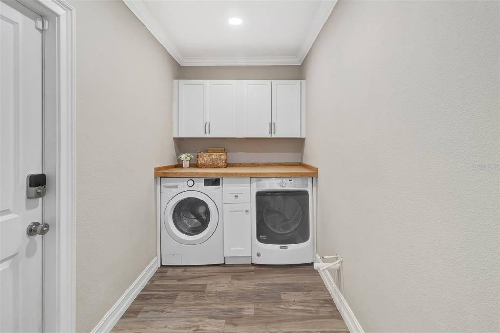 Interior, Recessed Lighting, Washer, Wood Texture Flooring
