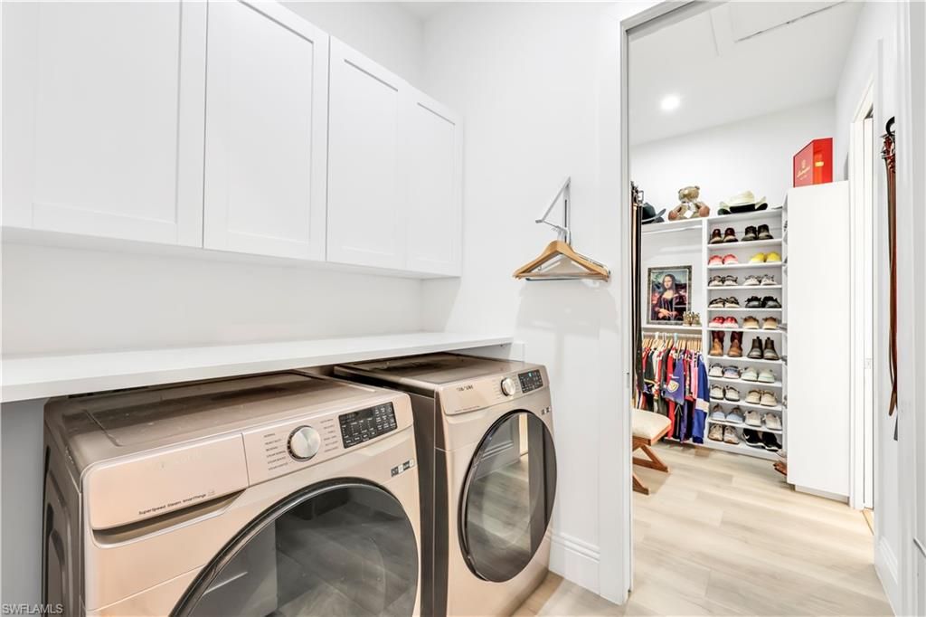 Interior, Recessed Lighting, Washer, Wood Texture Flooring