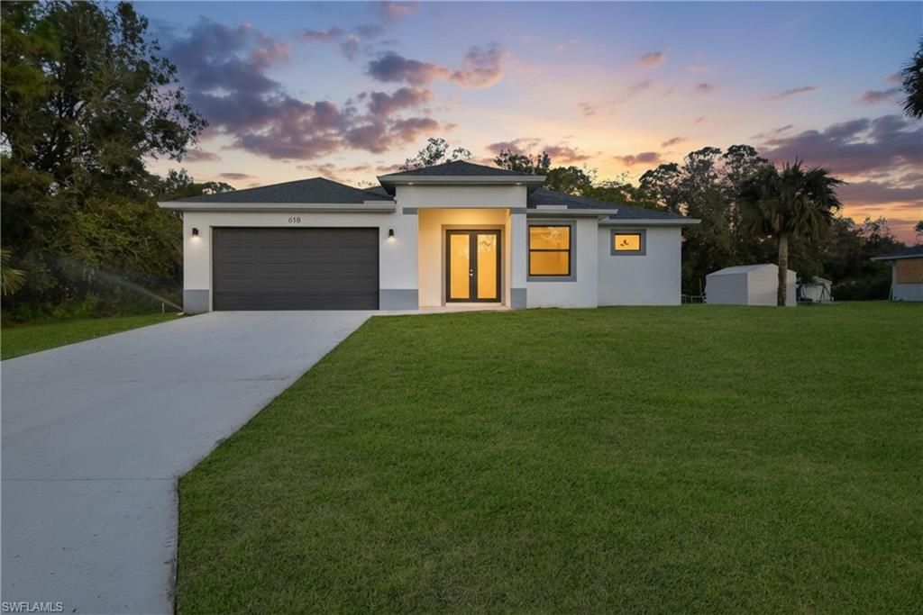 Attached, Backyard, Exterior, Facade, Modern