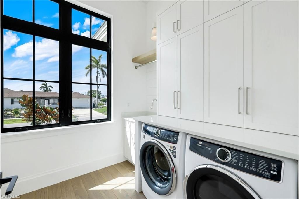 Interior, Washer, Wood Texture Flooring