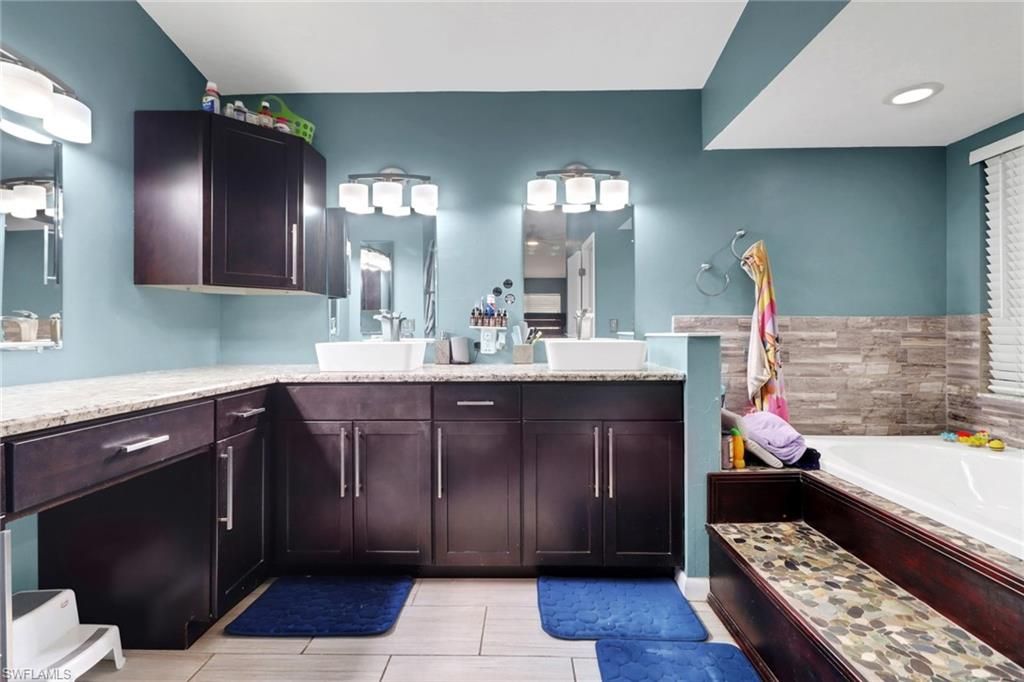 Bathroom, Dual Sink Vanities, Interior, Recessed Lighting