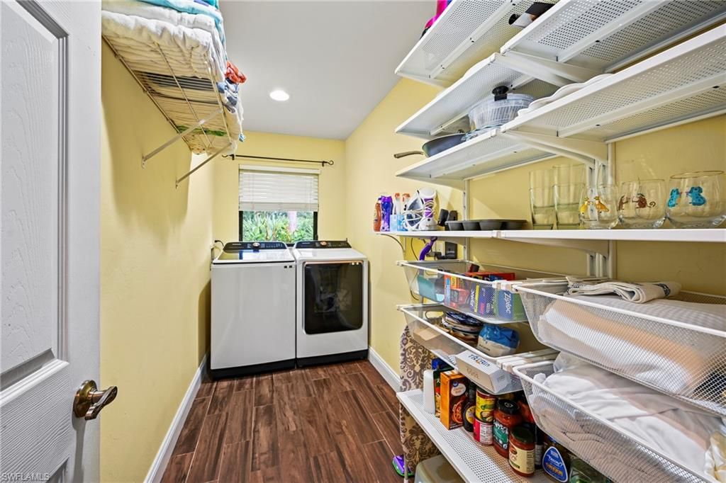 Interior, Recessed Lighting, Washer, Wood Texture Flooring