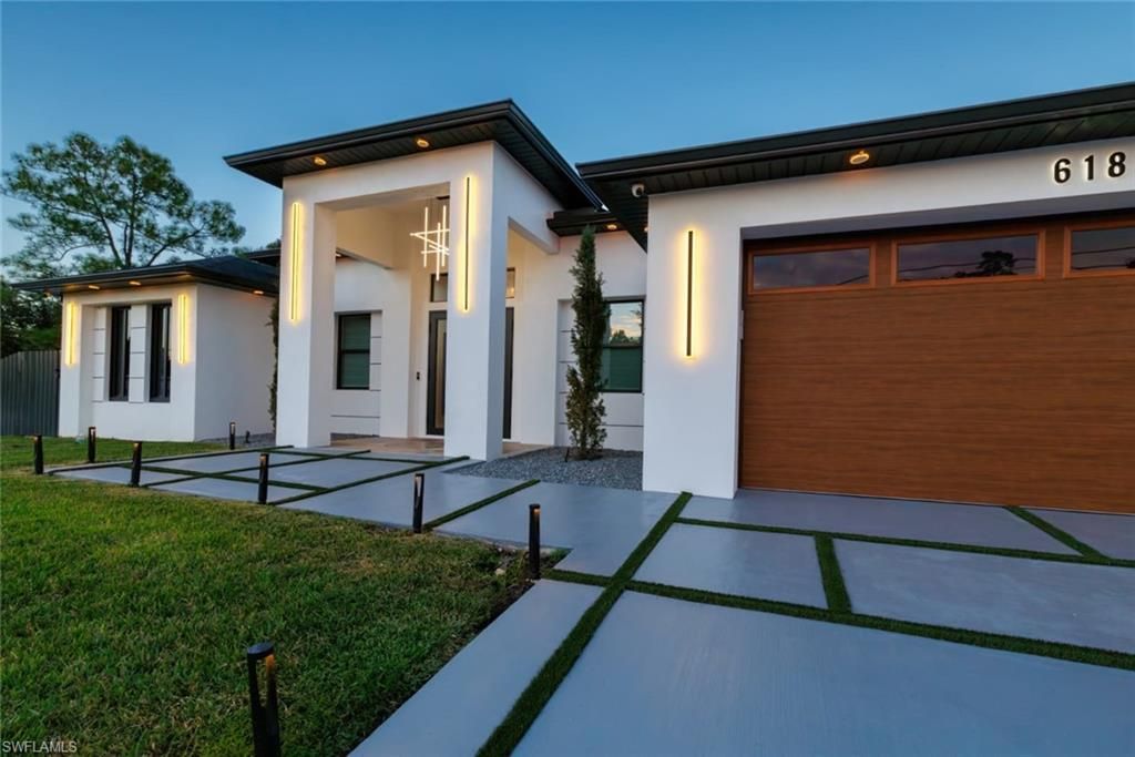 Attached, Backyard, Exterior, Facade, Modern