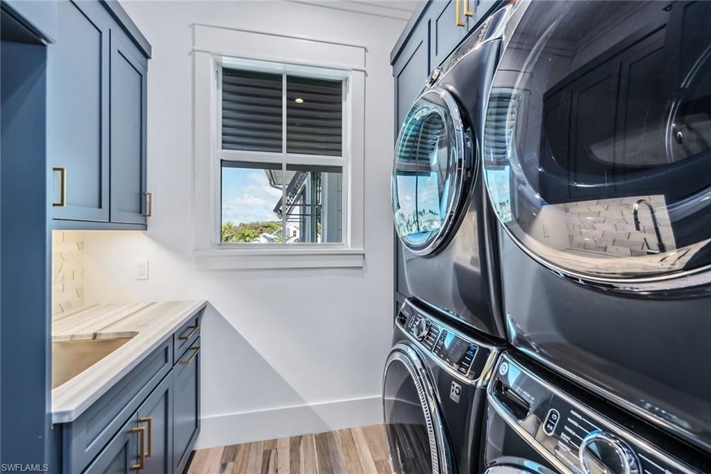 Interior, Washer, Wood Texture Flooring