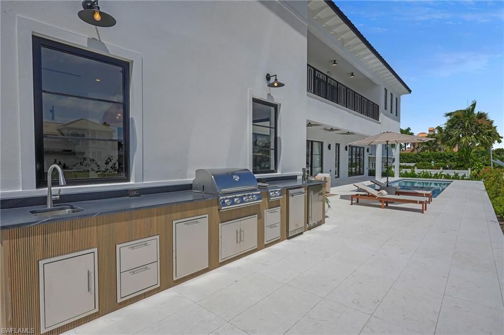 Exterior, Outdoor Kitchen, Pool