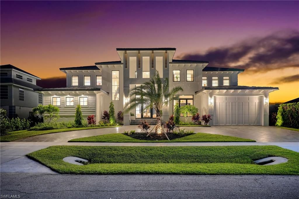 Attached, Backyard, Exterior, Facade, Modern