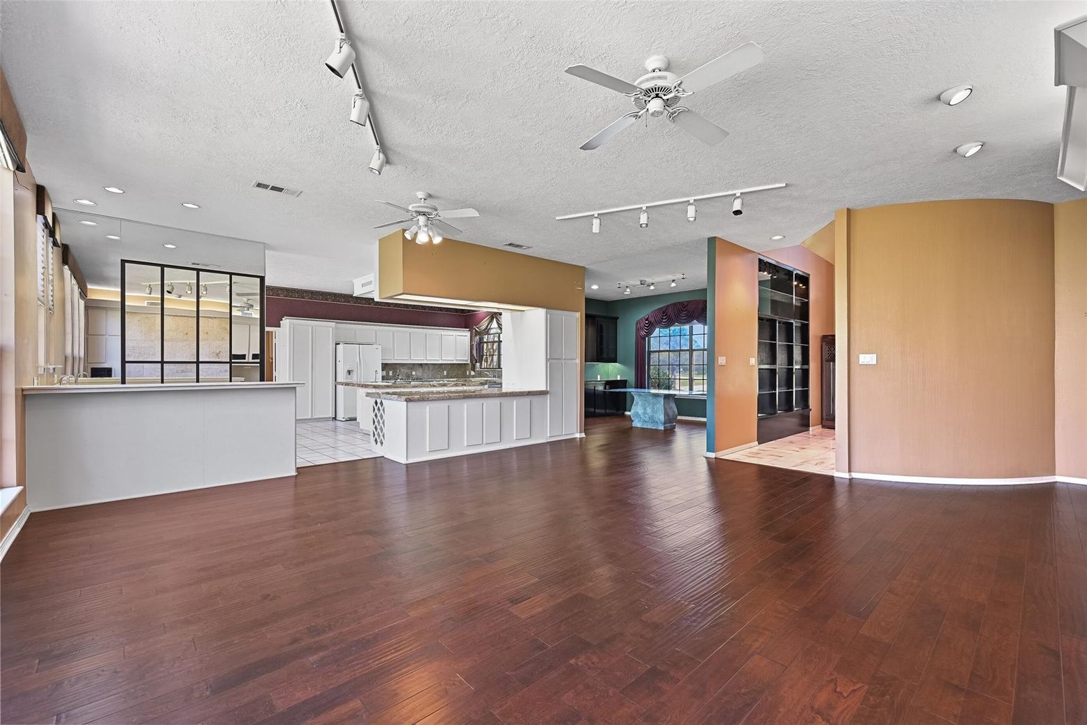 Empty room, Interior, Recessed Lighting, Wood Texture Flooring