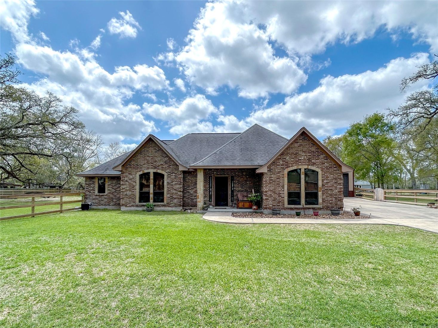 Backyard, Exterior, Facade, Brick Facade, Log Home