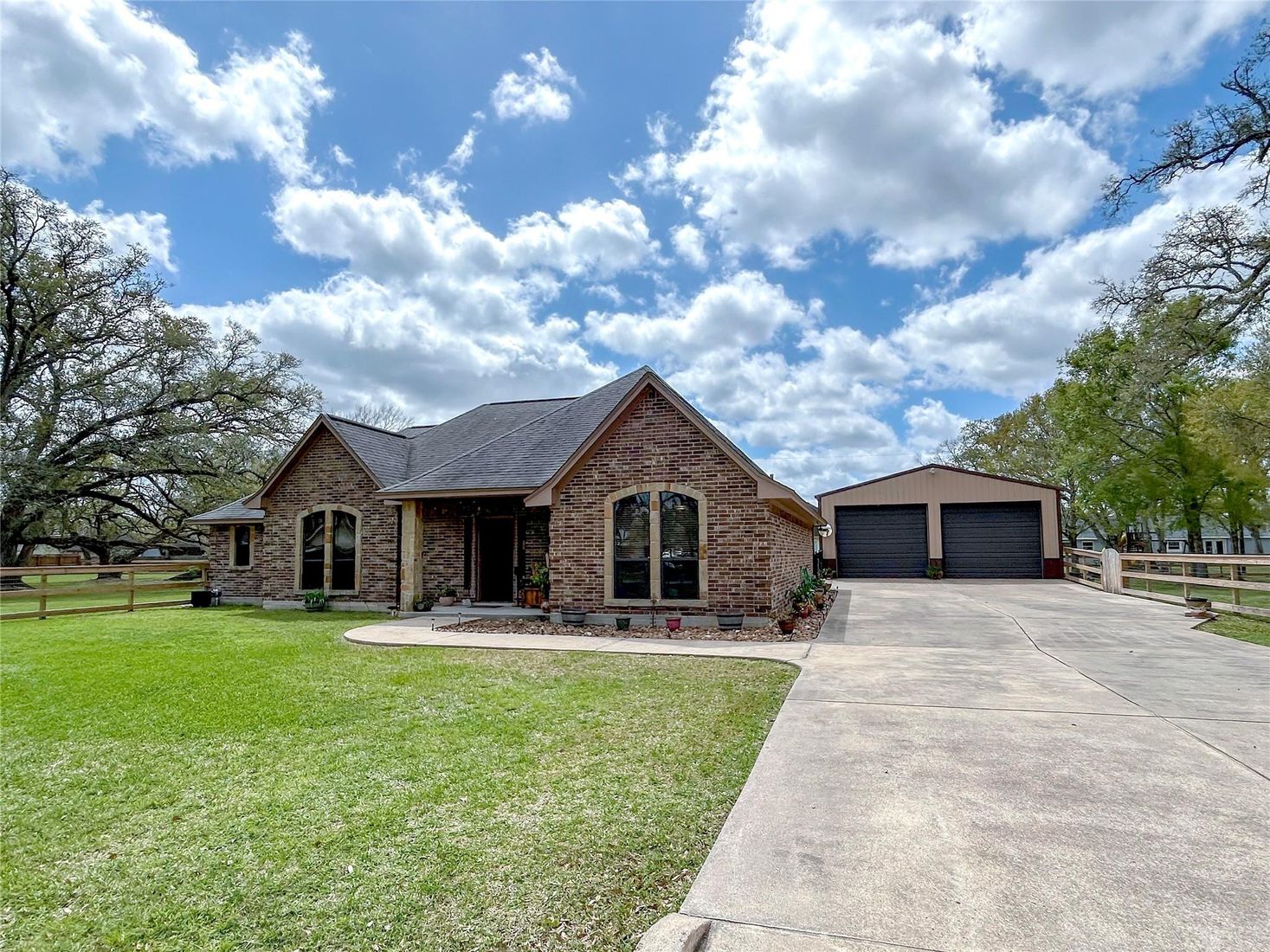 Attached, Backyard, Exterior, Facade, Brick Facade, Log Home
