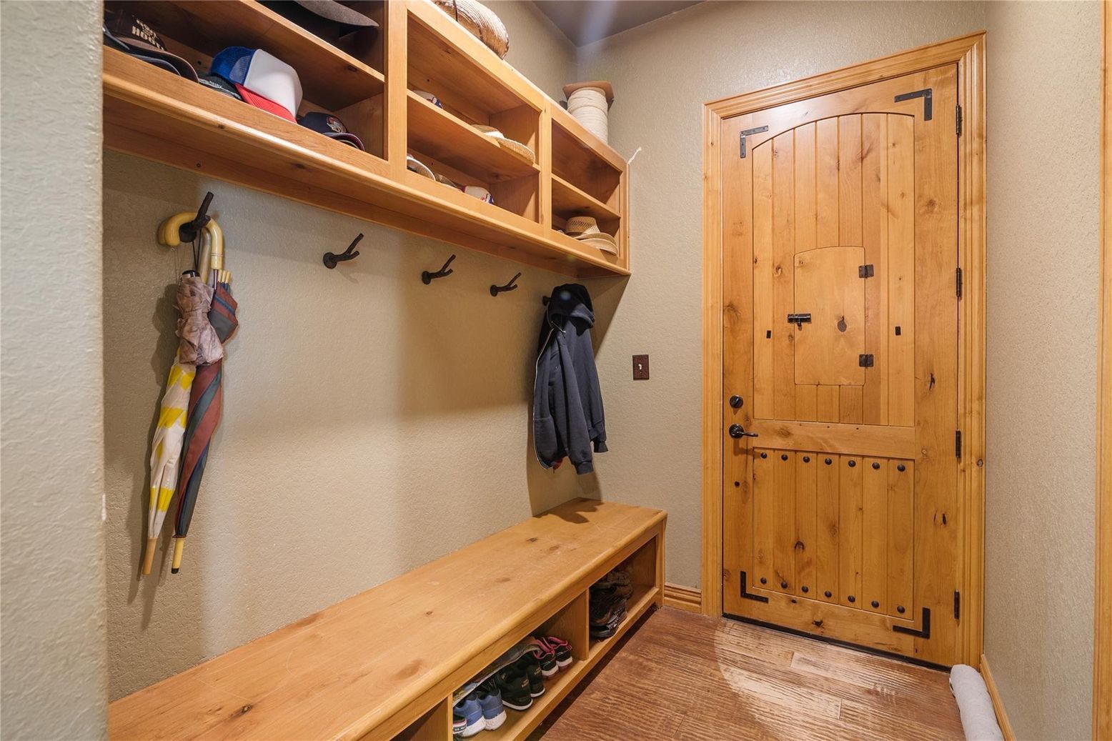 Interior, Walk-in Closets, Wood Texture Flooring
