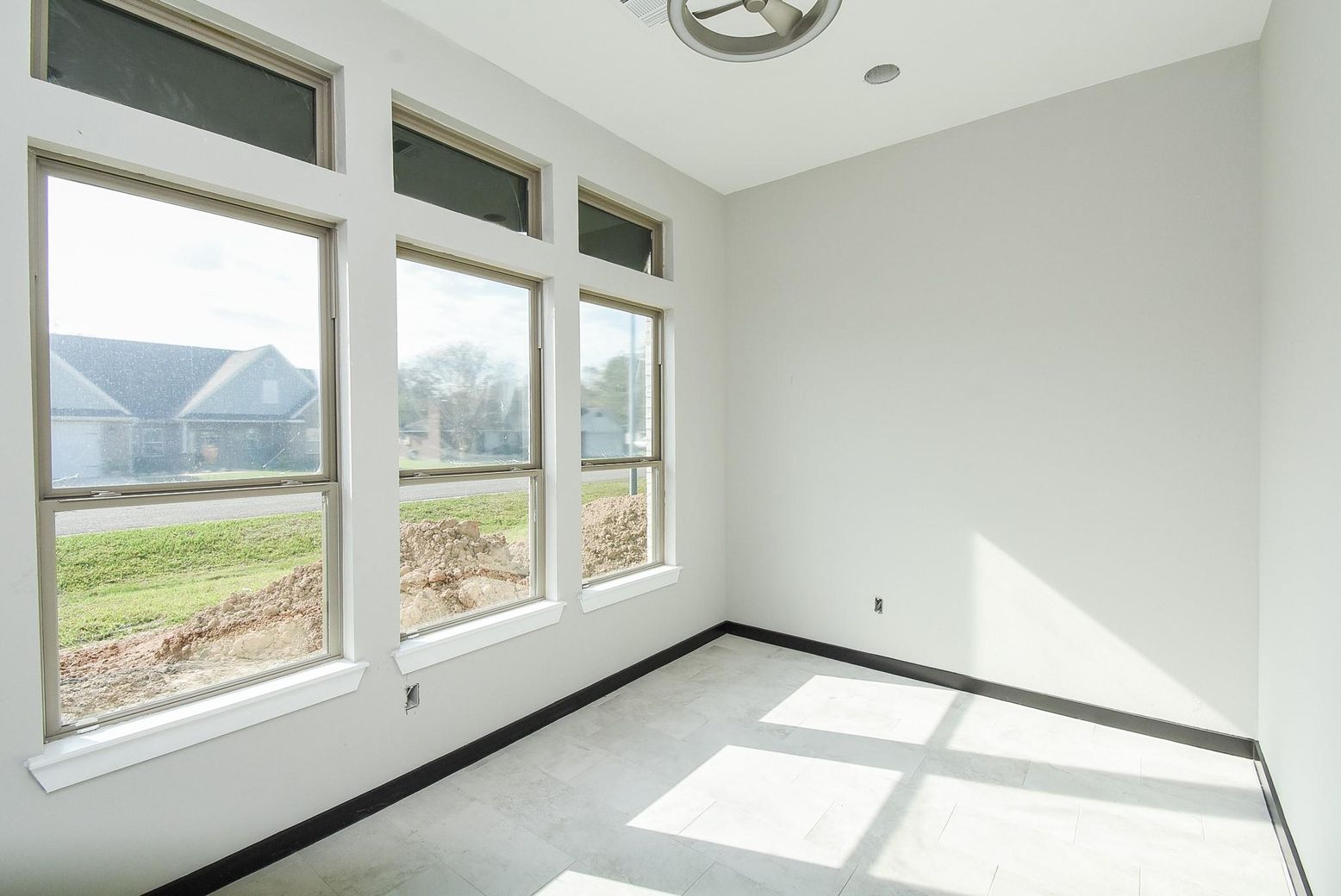 Empty room, Interior, Recessed Lighting