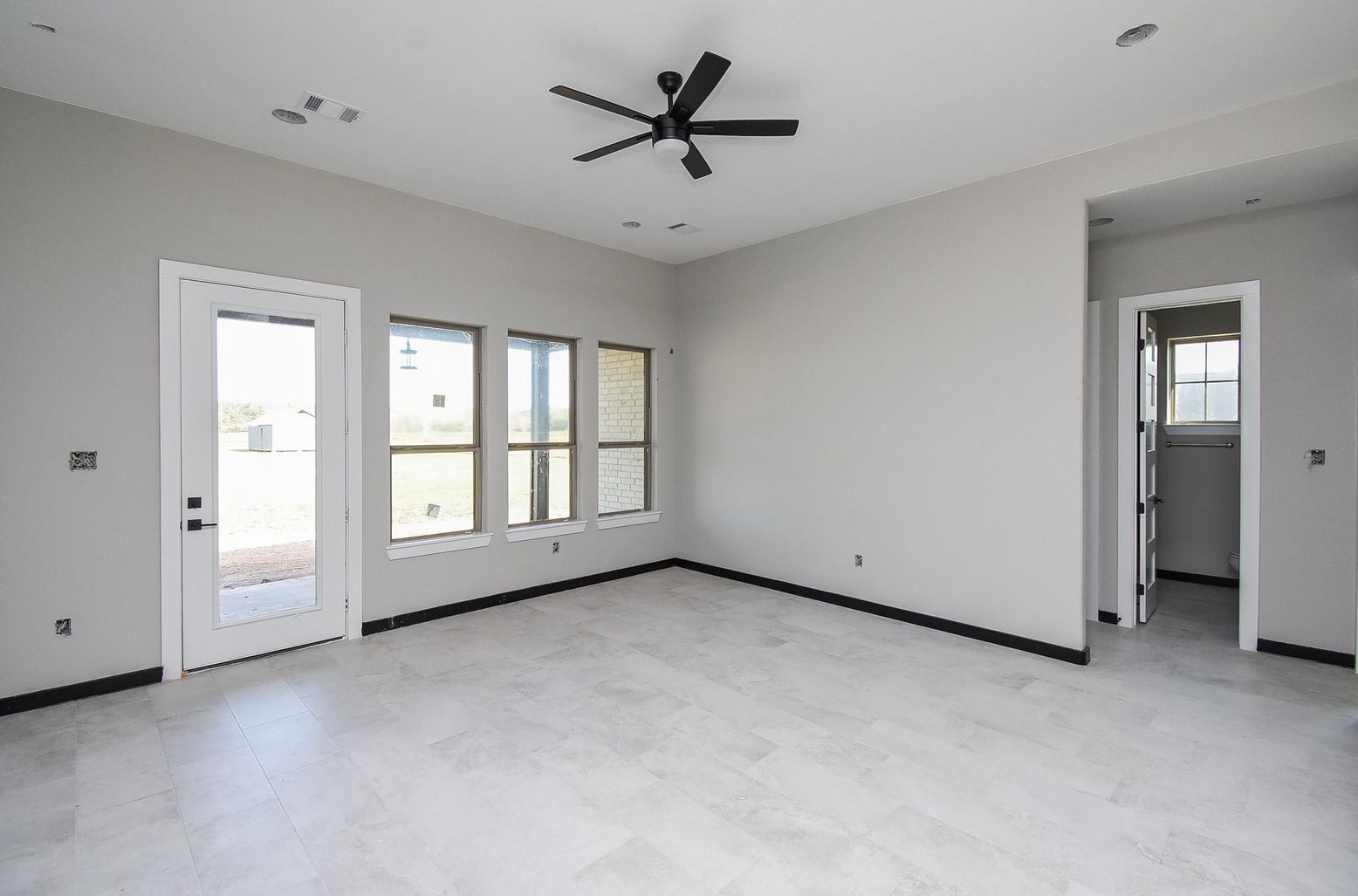 Empty room, Interior