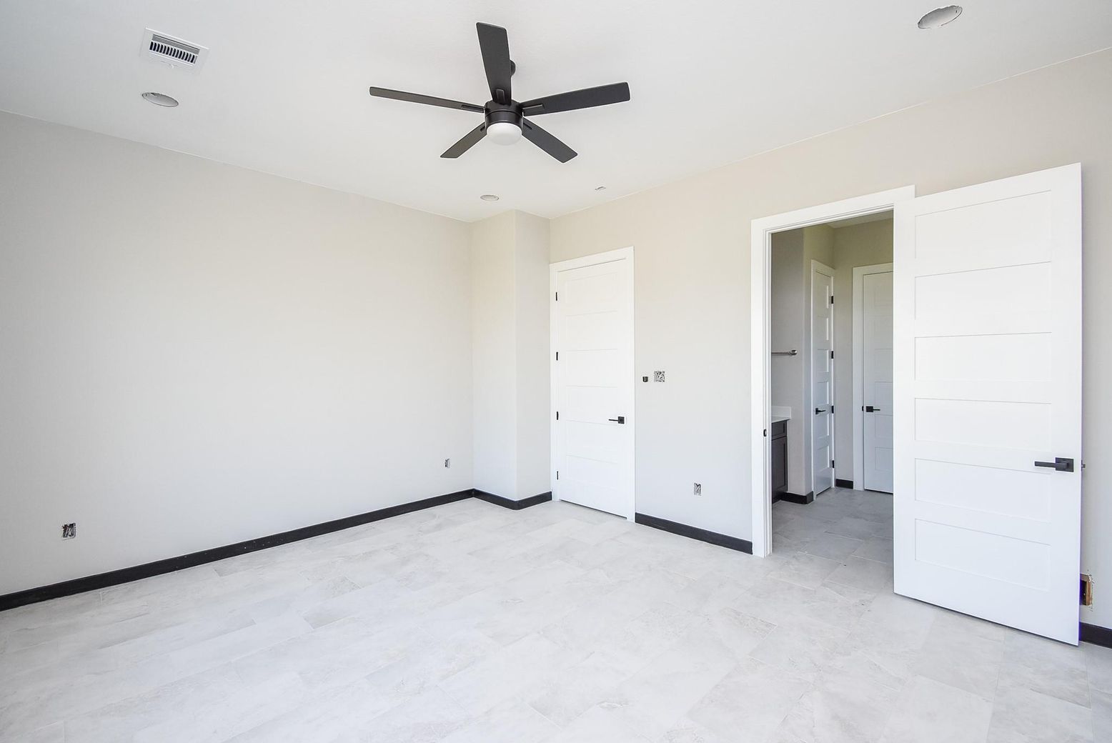 Empty room, Interior, Recessed Lighting