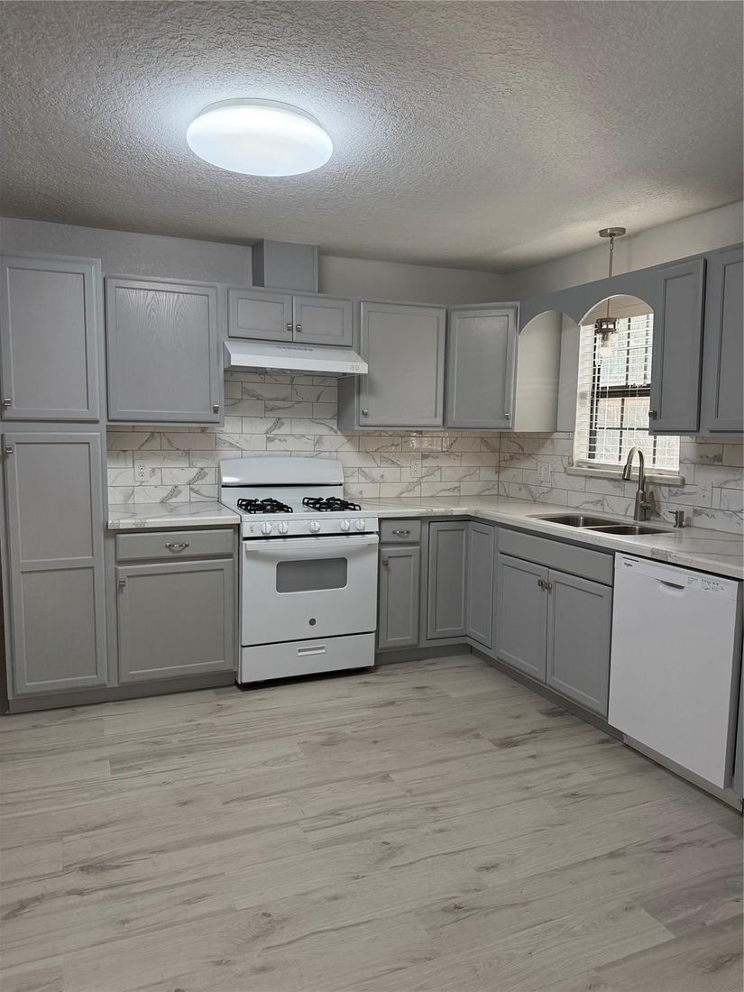 Interior, Kitchen, Pendant Lights, Wood Texture Flooring