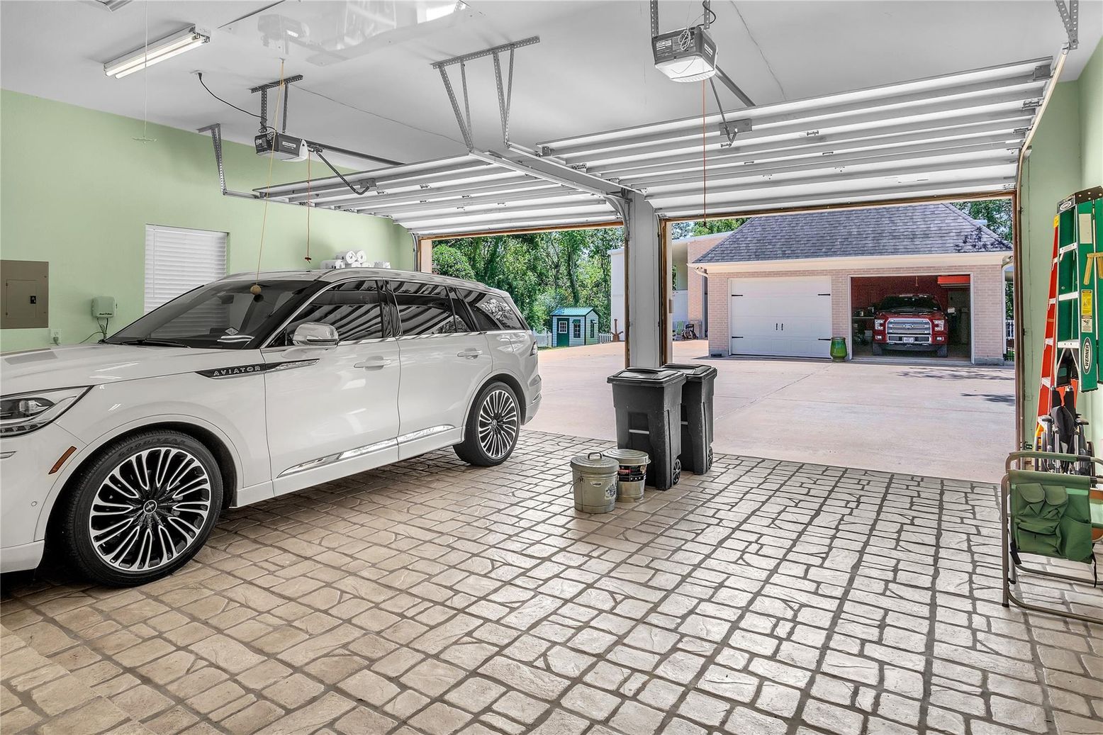 Garage, Interior