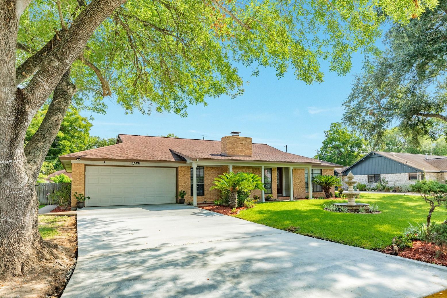 Attached, Backyard, Exterior, Facade, Brick Facade, Ranch