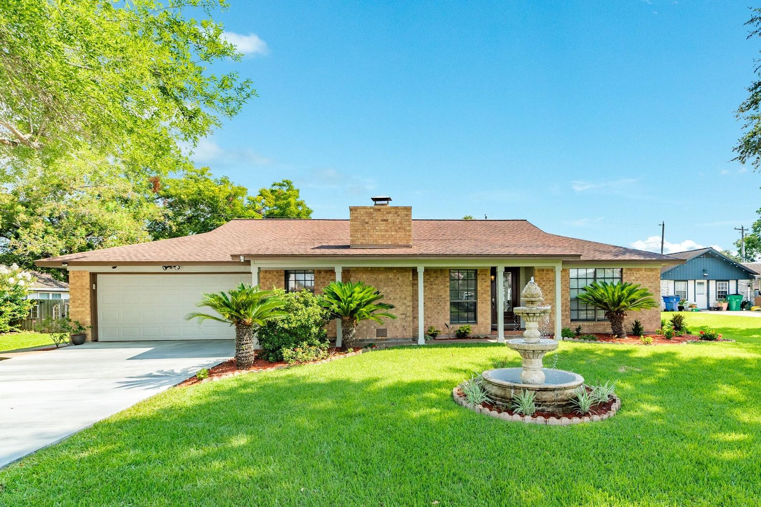 Attached, Backyard, Exterior, Facade, Brick Facade, Ranch