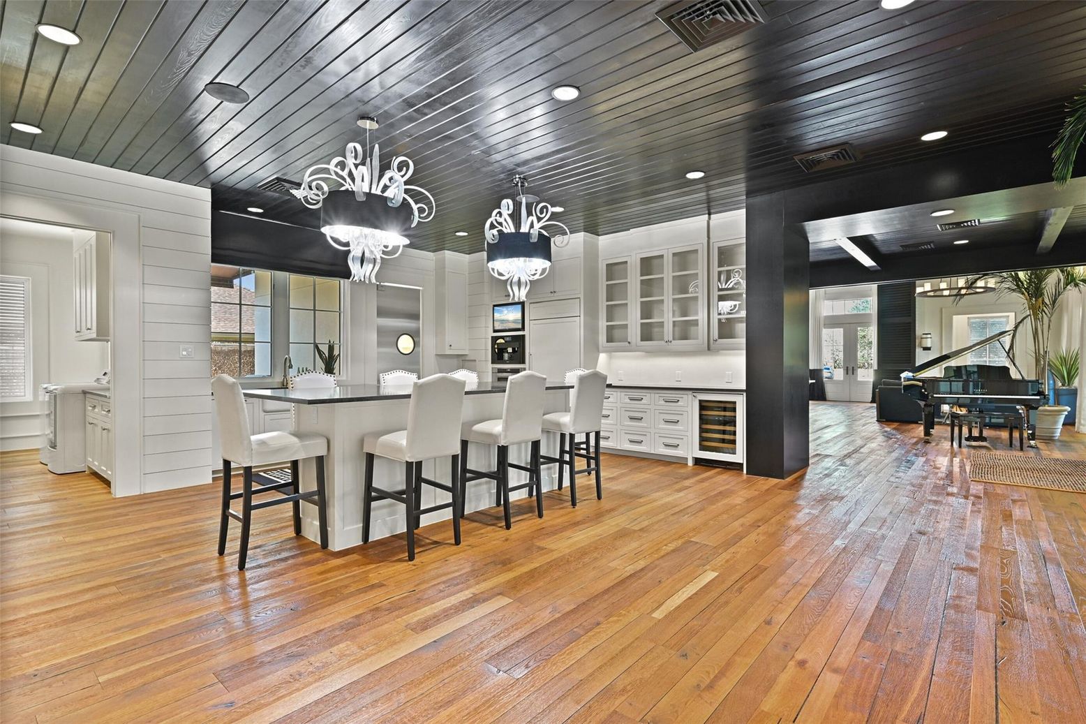 Chandelier, Dining room, Interior, Pendant Lights, Piano, Recessed Lighting, Wood Texture Flooring
