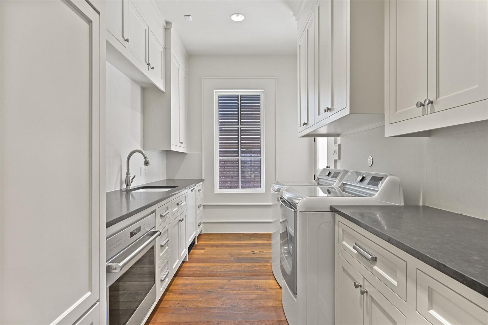 Interior, Recessed Lighting, Washer, Wood Texture Flooring