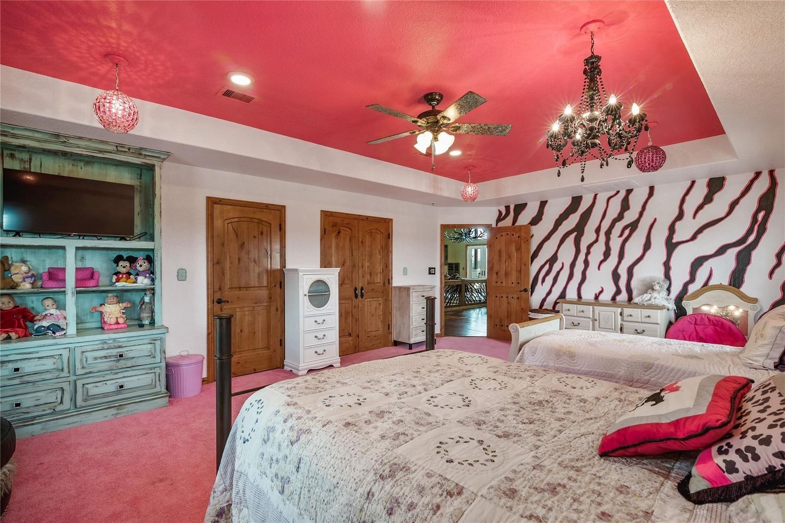 Bedroom, Chandelier, Interior, Recessed Lighting