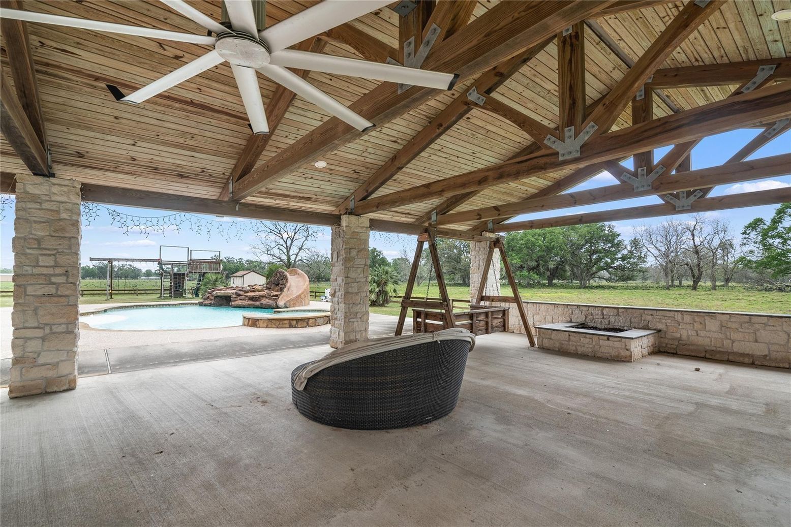 Exterior, Pool