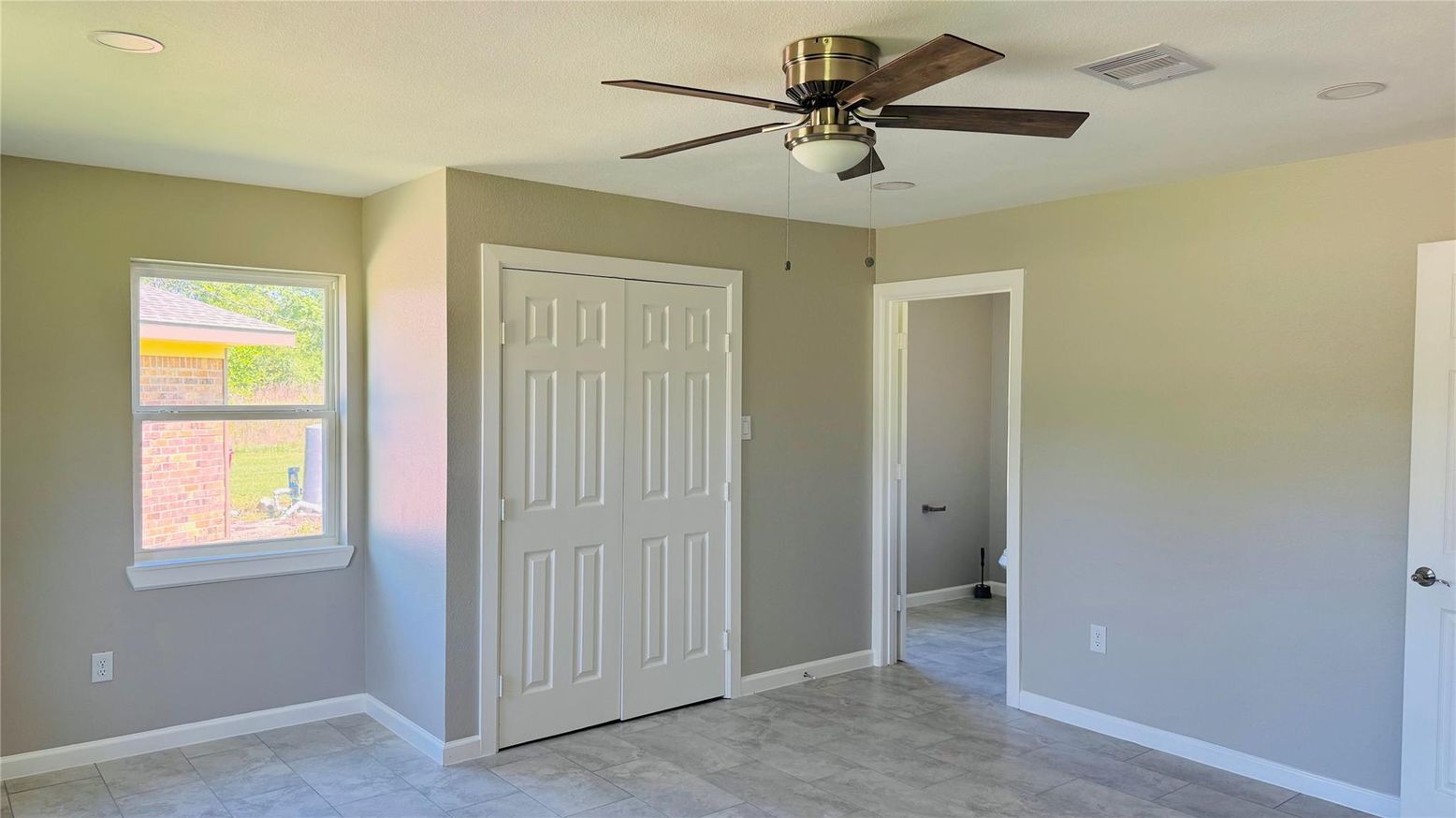 Empty room, Interior, Recessed Lighting