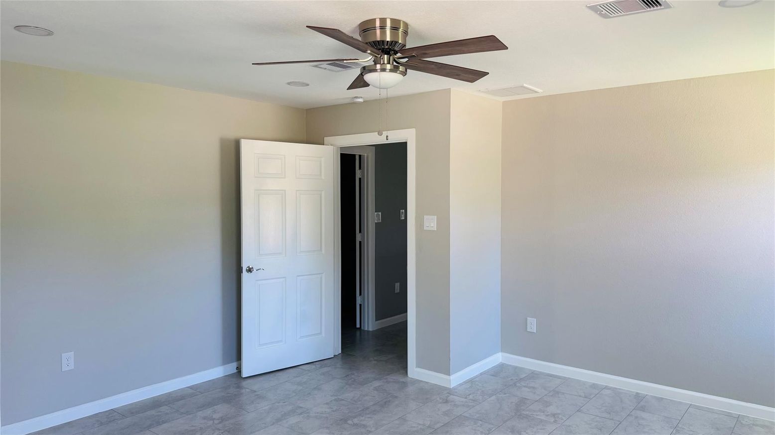 Empty room, Interior