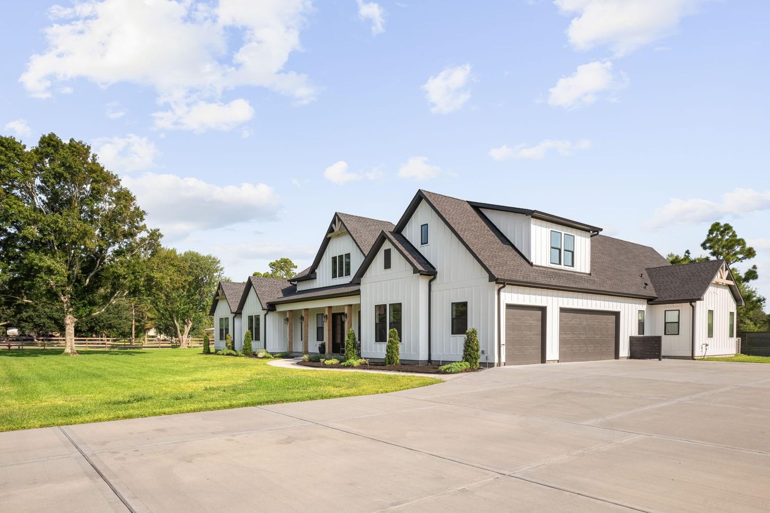 Attached, Exterior, Facade, Farmhouse