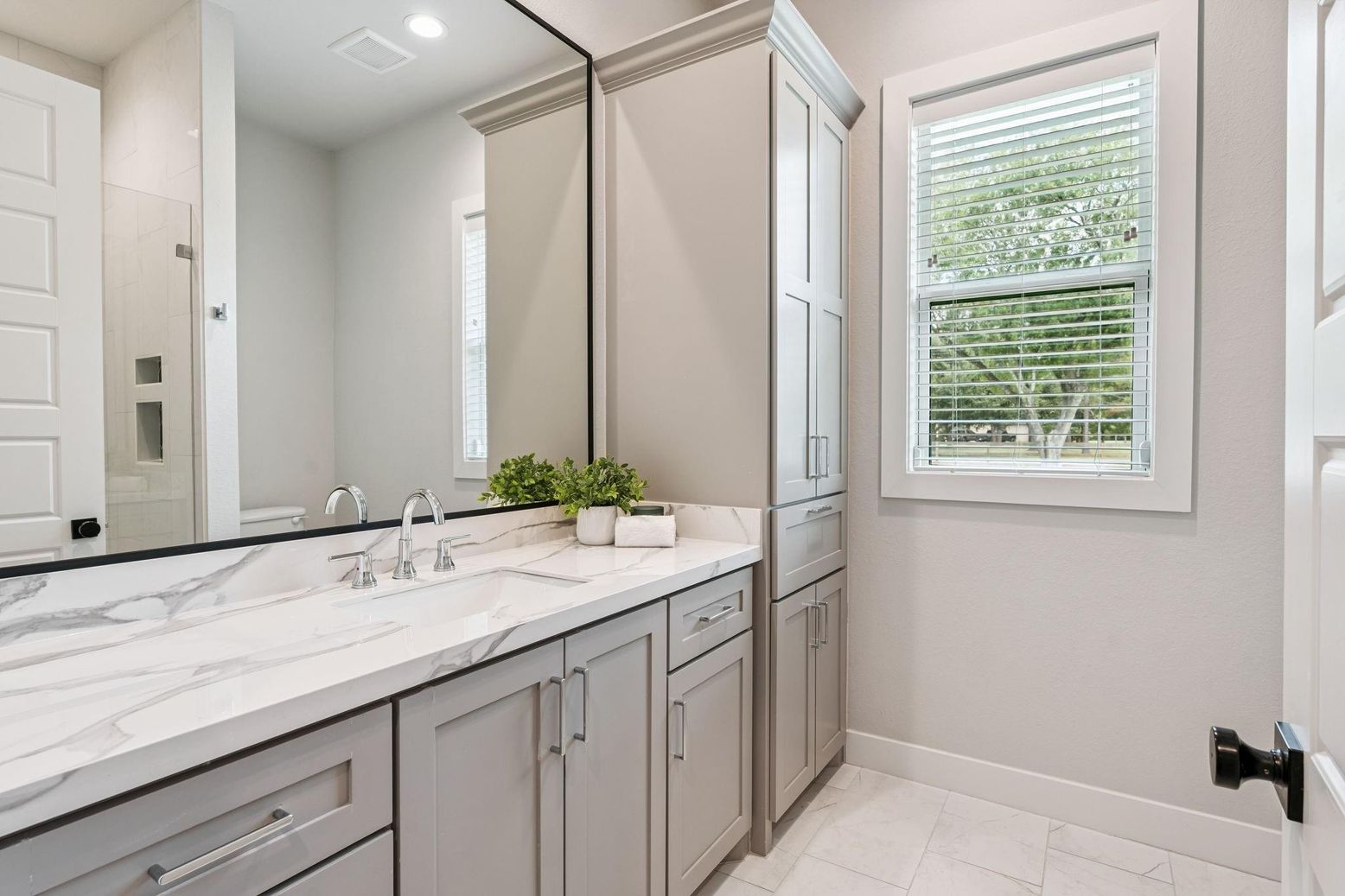Bathroom, Dual Sink Vanities, Interior, Recessed Lighting