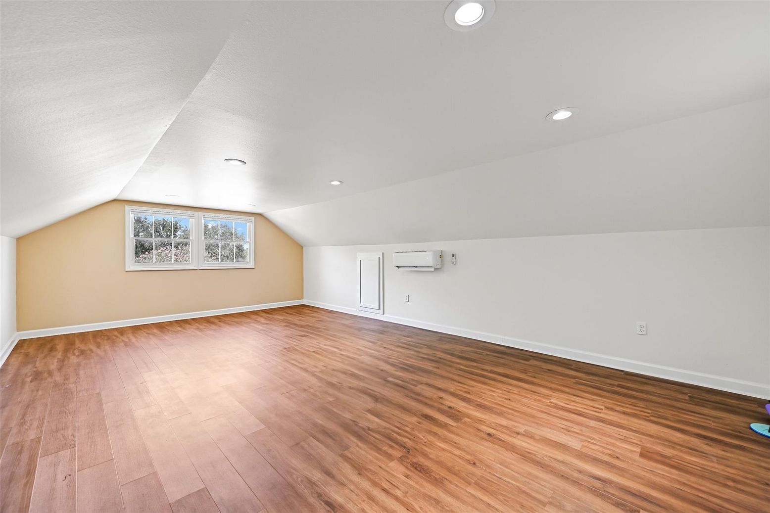 Empty room, Interior, Recessed Lighting, Wood Texture Flooring