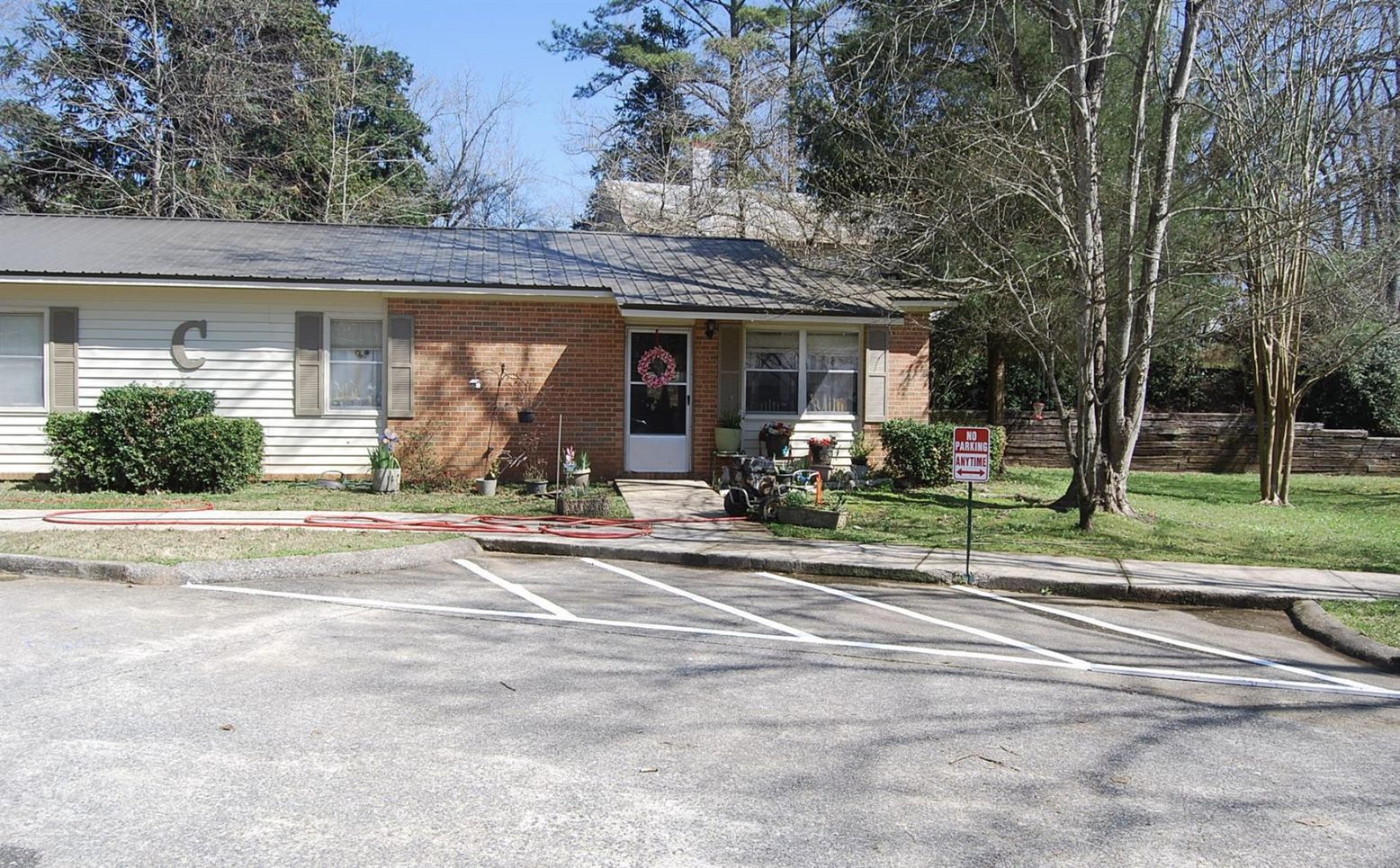 Exterior, Facade, Brick Facade, Ranch