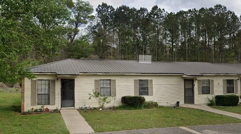 Backyard, Exterior, Facade, Ranch