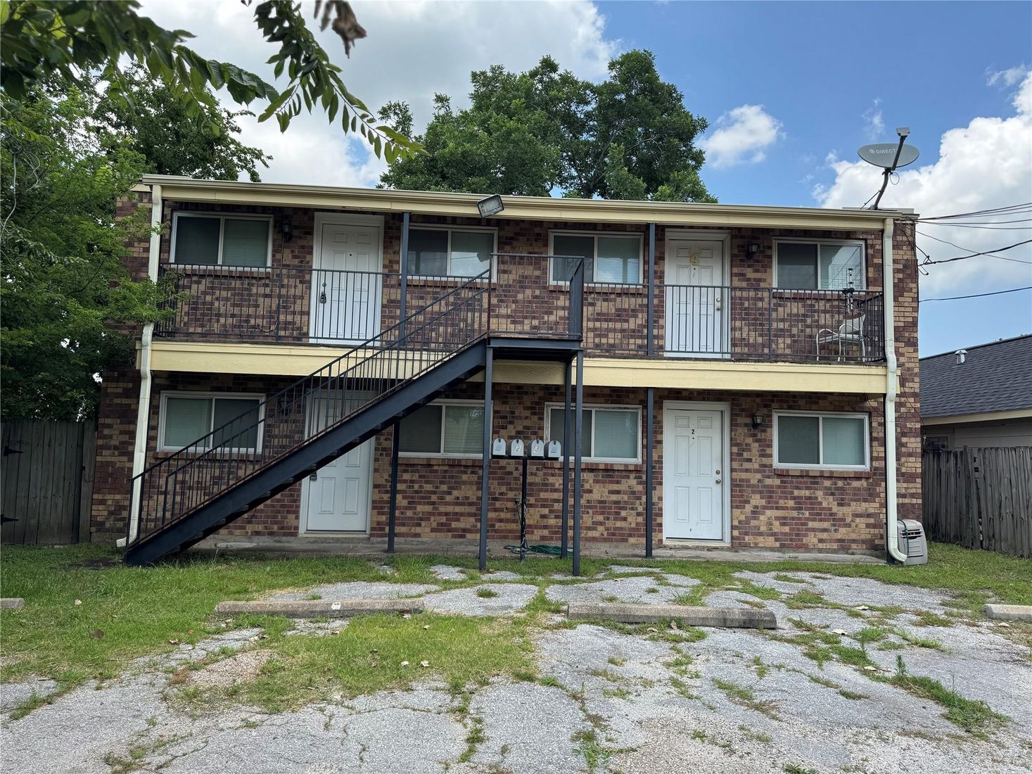 Attached, Exterior, Facade, Brick Facade, Raised Ranch