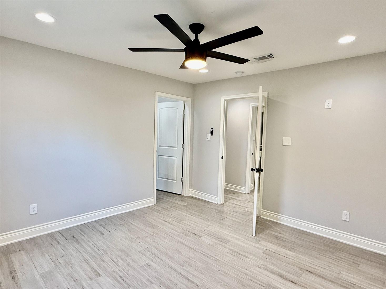 Empty room, Interior, Recessed Lighting, Wood Texture Flooring