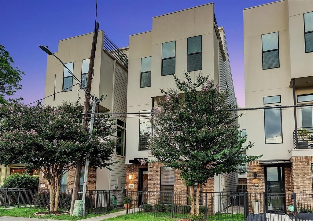 Exterior, Facade, Brick Facade, Rowhouse