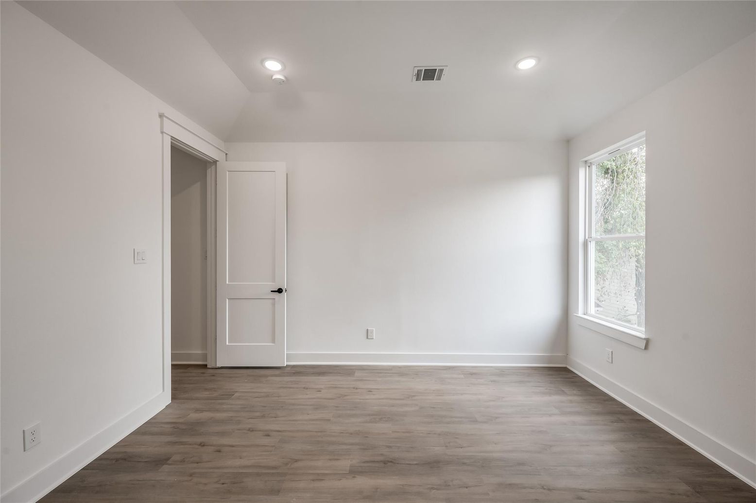 Empty room, Interior, Recessed Lighting, Wood Texture Flooring
