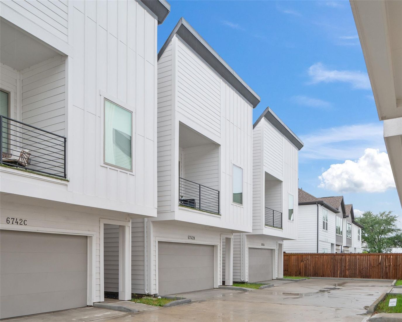 Attached, Exterior, Facade, Rowhouse