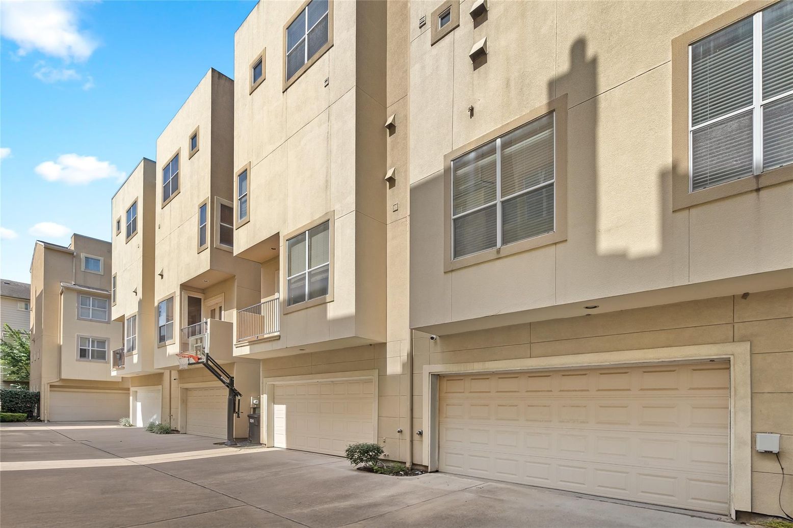 Attached, Exterior, Facade, Rowhouse